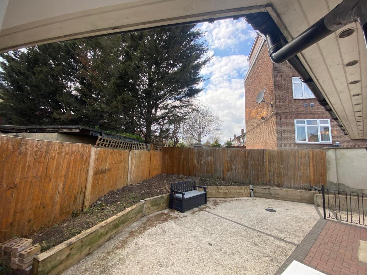 Private House With Free Park For Group Near Wembley Station Londres Exterior foto