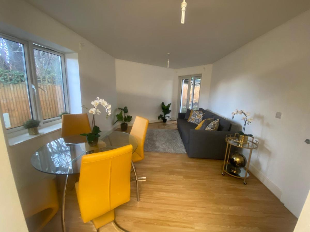Private House With Free Park For Group Near Wembley Station Londres Exterior foto