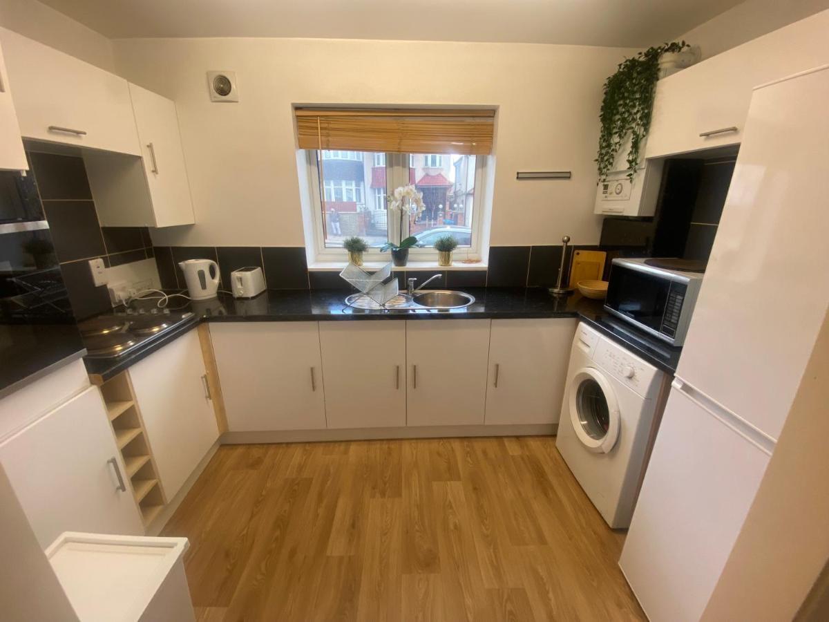 Private House With Free Park For Group Near Wembley Station Londres Exterior foto