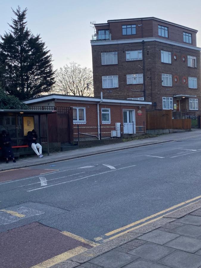 Private House With Free Park For Group Near Wembley Station Londres Exterior foto